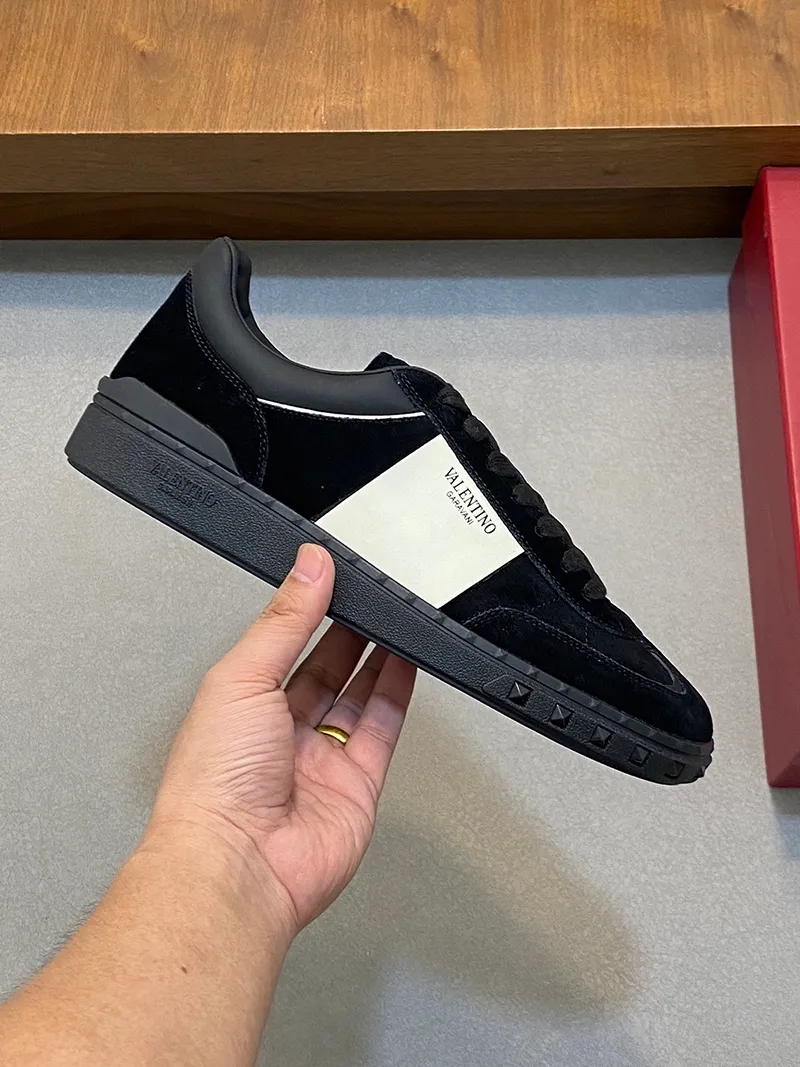 Factory price: 438💰Original quality, top version on the market VALENTINO (Valentino) latest fashion week catwalk [couples 👫 model], unique design, fashionable family specializes in slim feet🔥A fashion product of Baita [strong] Fabric: The toe is made of high mercerized triangular grain cowhide and A-grade full-grain cowhide, original lasting process Inner lining: cowhide lining + men's shoes 💰U hanging mesh feet, heels and tongues decorated with VaIentin* shallow relief oversized rivets Size: 38-44, customized 45
